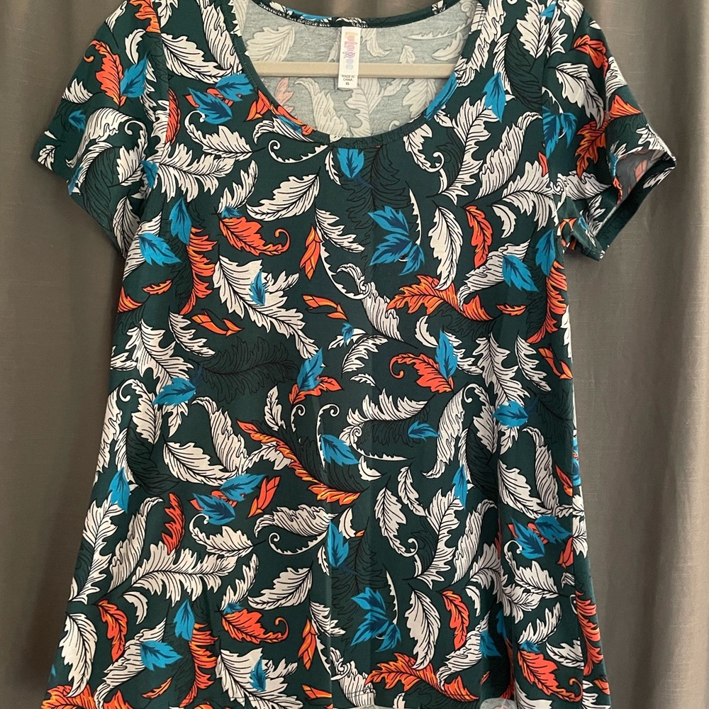 LuLaRoe XS Classic Tee